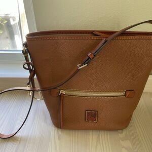 Dooney Bourke crossbody zip sac
